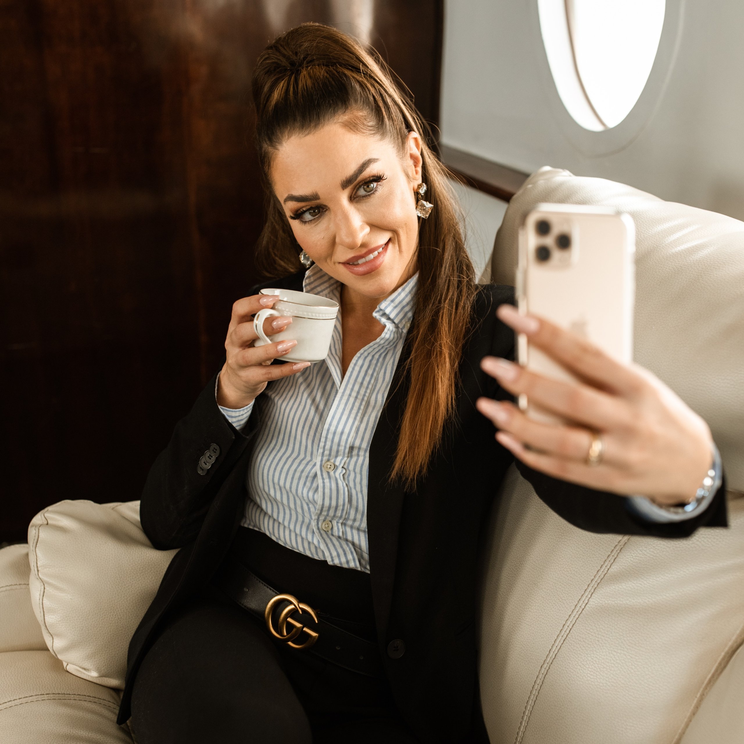 Business Frau mit Handy macht ein Selfie